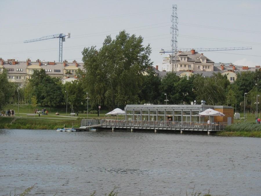 Park nad Balatonem - widok na restauracje i Pomnik Niezależnego Kota