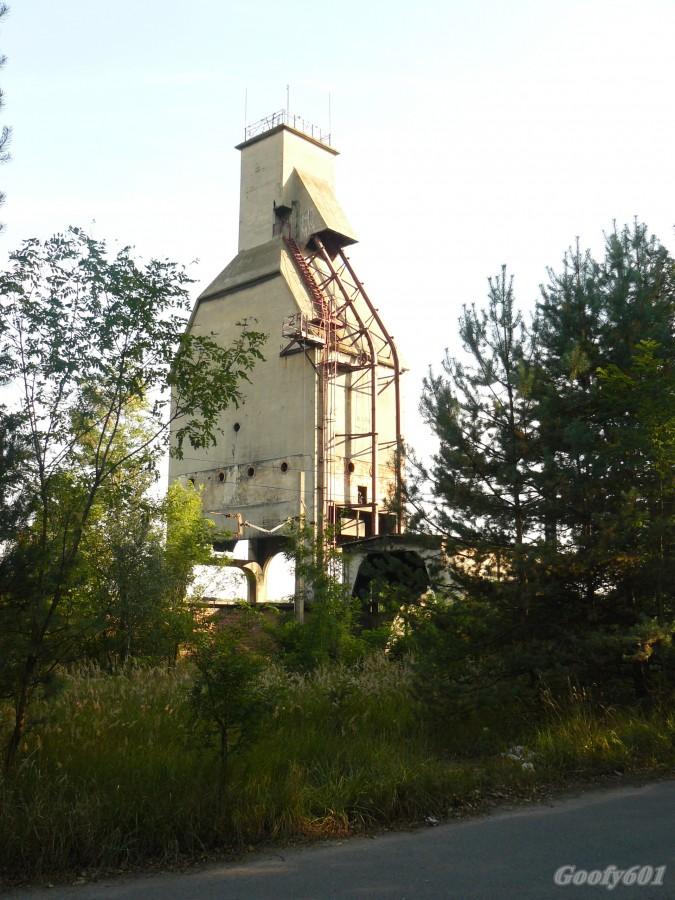 Niezidentyfikowany budynek nad torowiskiem ;)