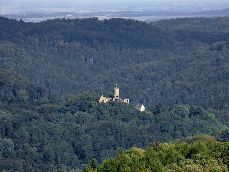Zamek Grodno widziany z rejonu Przełęczy Niedźwiedziej w Górach Czarnych