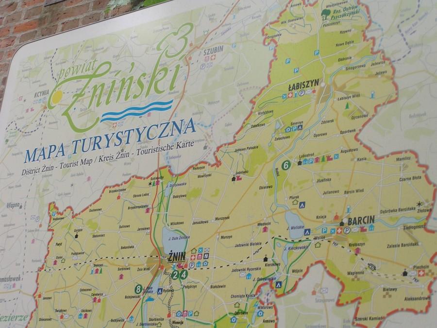 Nowa tablica z mapą powiatu żnińskiego przed wjazdem do pałacu w Lubostroniu
