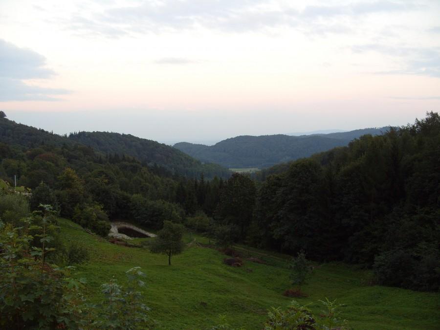 Widok ze Srebrnej Góry i w tle oczko wodne + piranie.