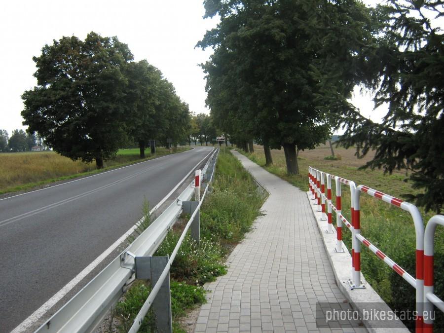 Ścieżka obok drogi przelotowej to ewenement na południu lubuskiego. Dobre 400m...