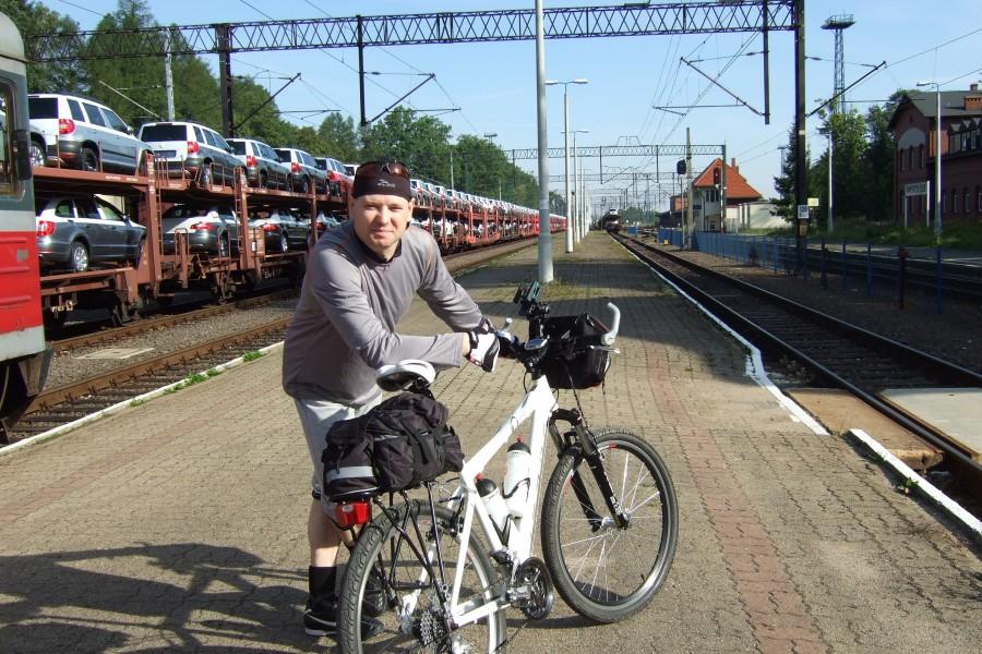 Międzylesie i sznurek aut na każdy dzień miesiąca.