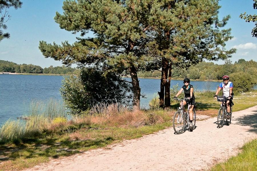 ścieżka rowerowa nad jeziorkiem w Mostkach
