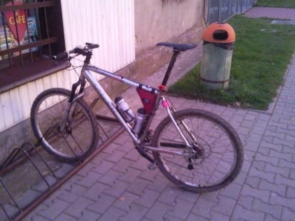 Trek na postoju przed sklepem