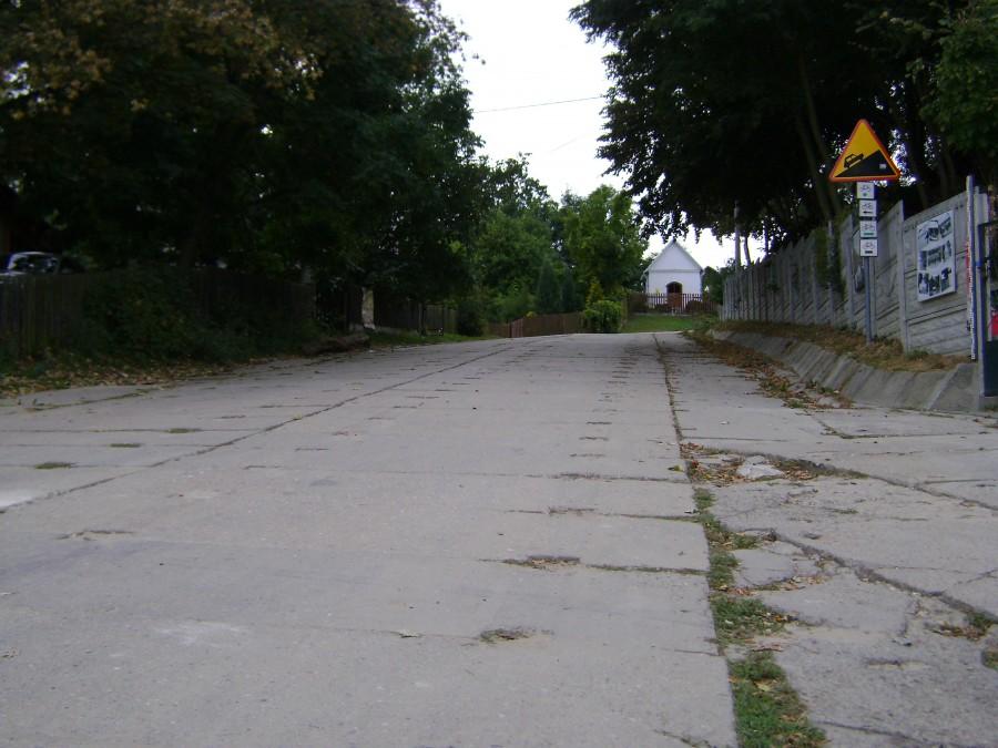 Stromy podjazd pod skarpę wiślaną w Kłudziu