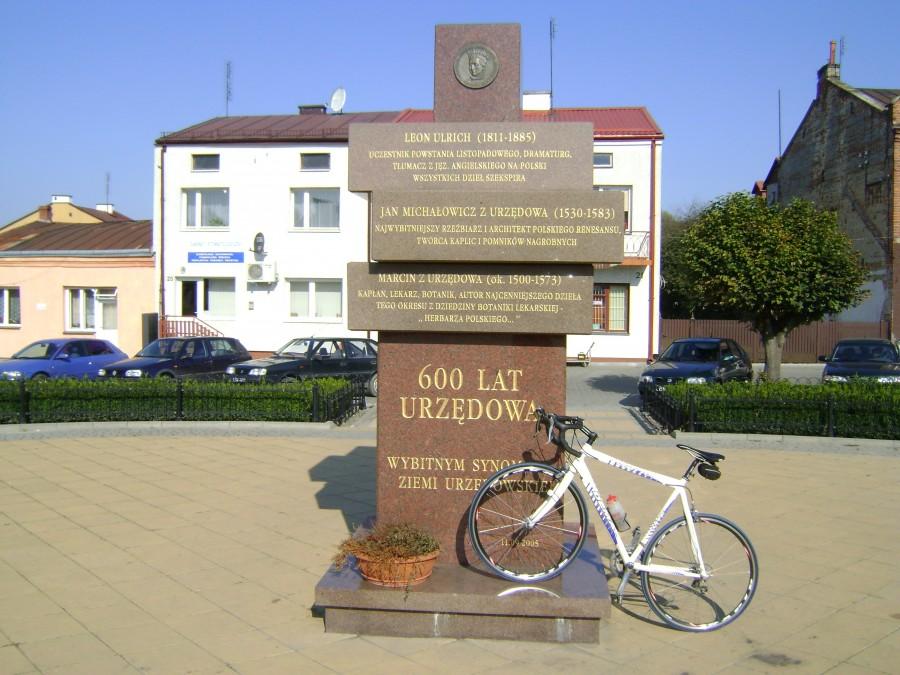 Na skwereku w Urzędowie