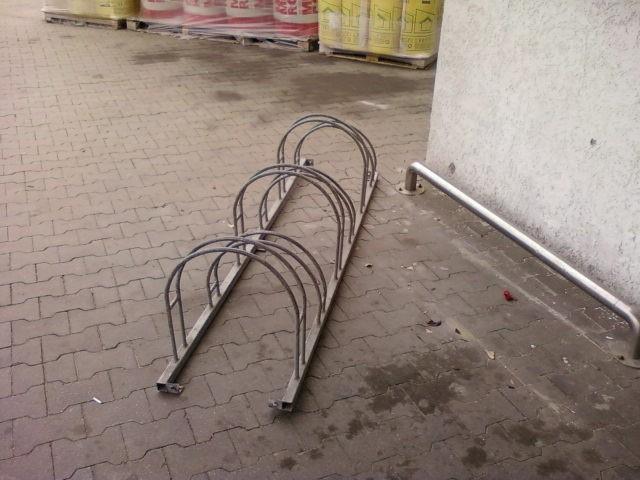 Stojak przed Praktikerem