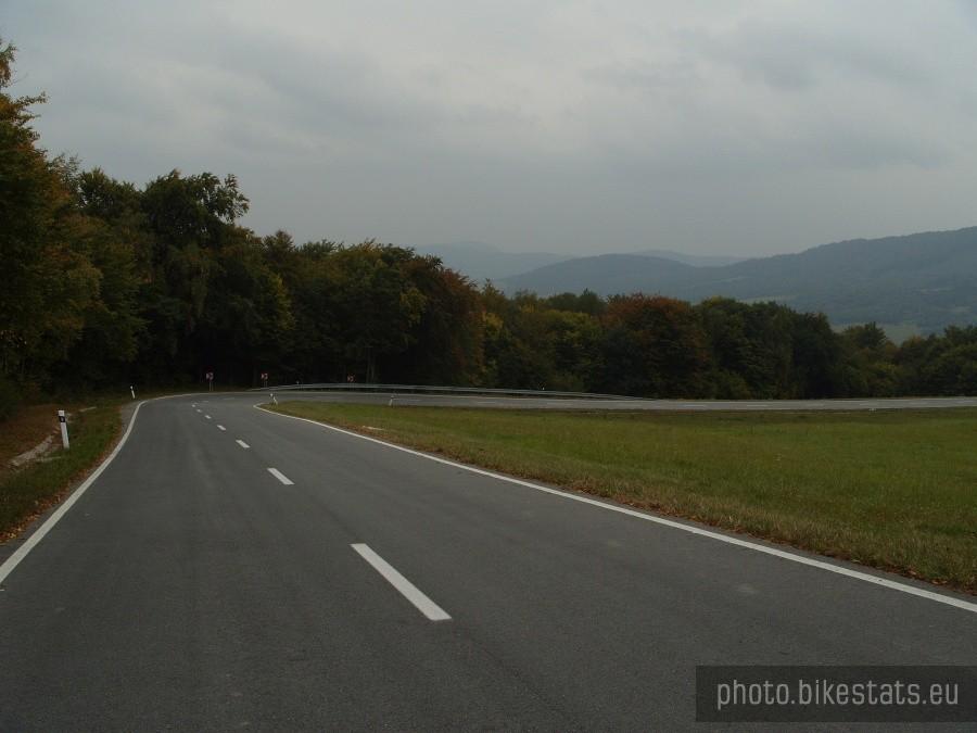 spory zakręt na podjeździe, w dole góry w okolicy Sariskiego Spisskiego