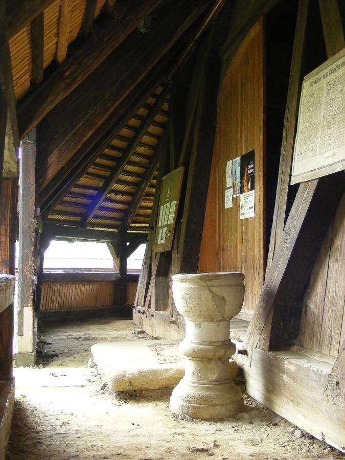 Przed wejściem do kościoła