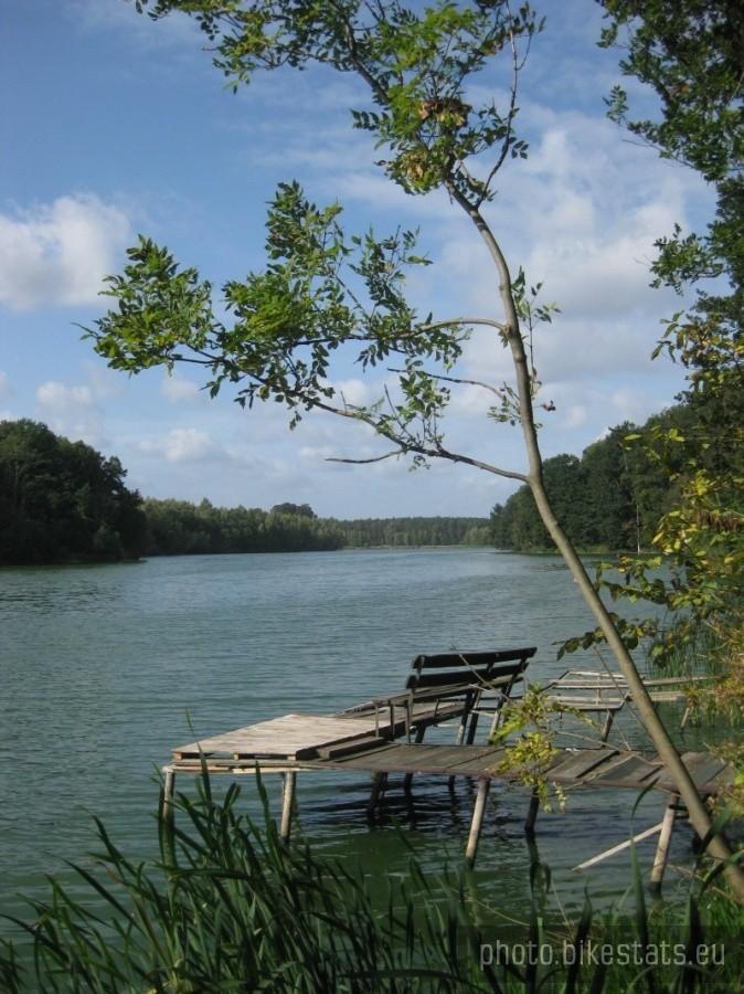 Pomost nad Jeziorem Kowalskim.