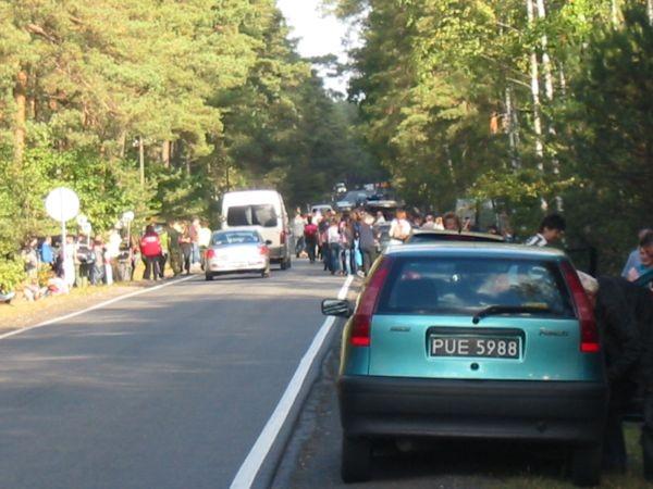 pielgrzymi się podnoszą z postoju