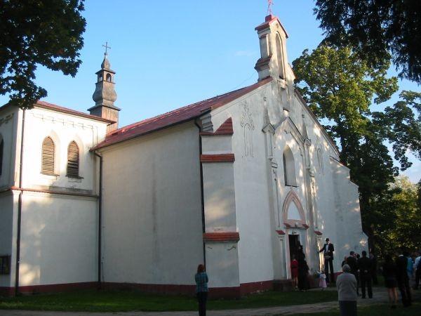 kościół w Inowłodzu i...goście weselni :)