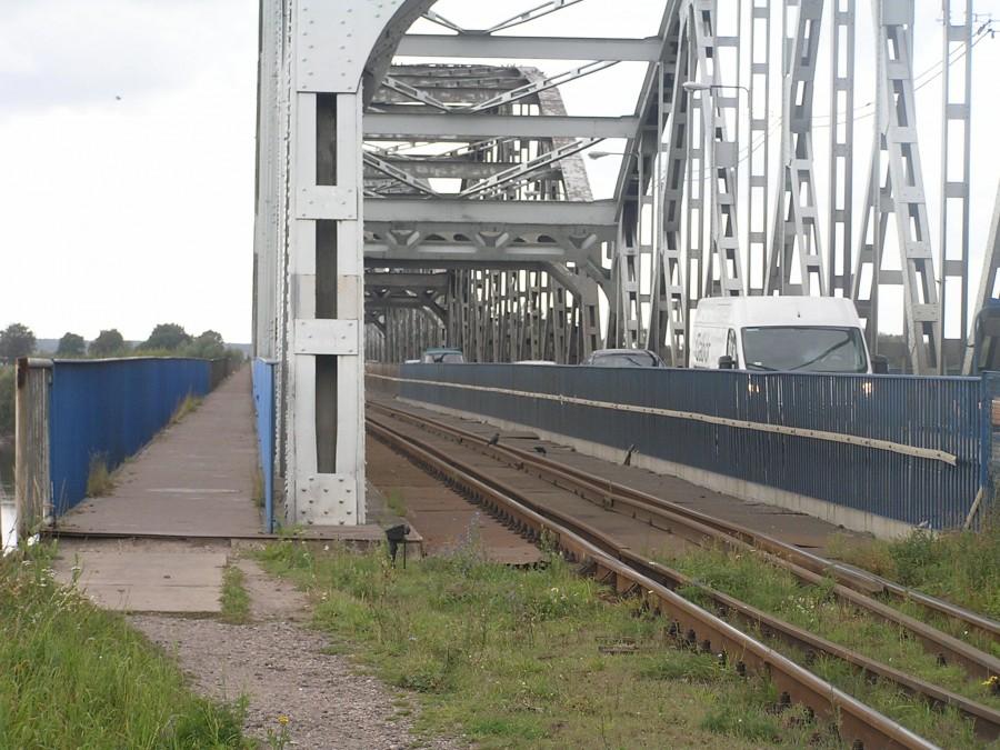 Boczną ścieżką wjeżdżam na most po stronie torów kolejowych