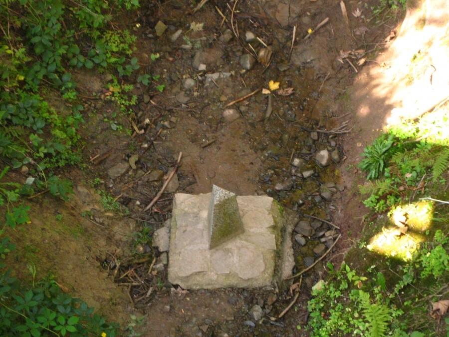 Co to jest? Kto zgadnie? - kamień graniczny na styku granic 3 państw: Polski, Czech i Słowacji - Jaworzynka Trójstyk (za Zapasiekami)