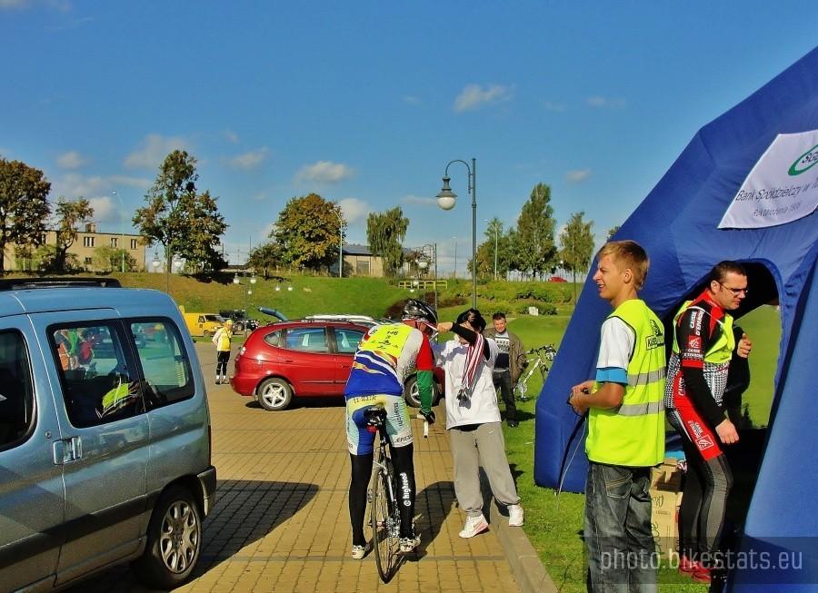 Wręczanie pamiątkowego medalu.
