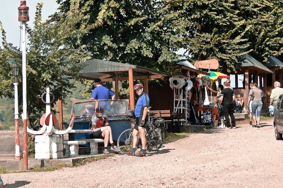 podziwiają widoki, zamiast kupować pamiątki ;)