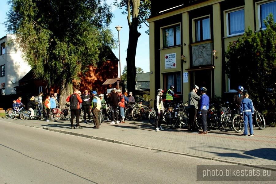 Zbiórka uczestników wycieczki przed Gminnym Ośrodkiem Kultury w Kaliskach.