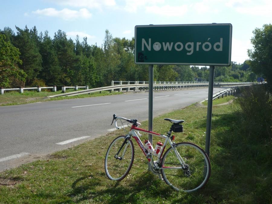 Wjazd do Nowogrodu i most na rzece Narew, która przepływa również przez Ostrołękę.