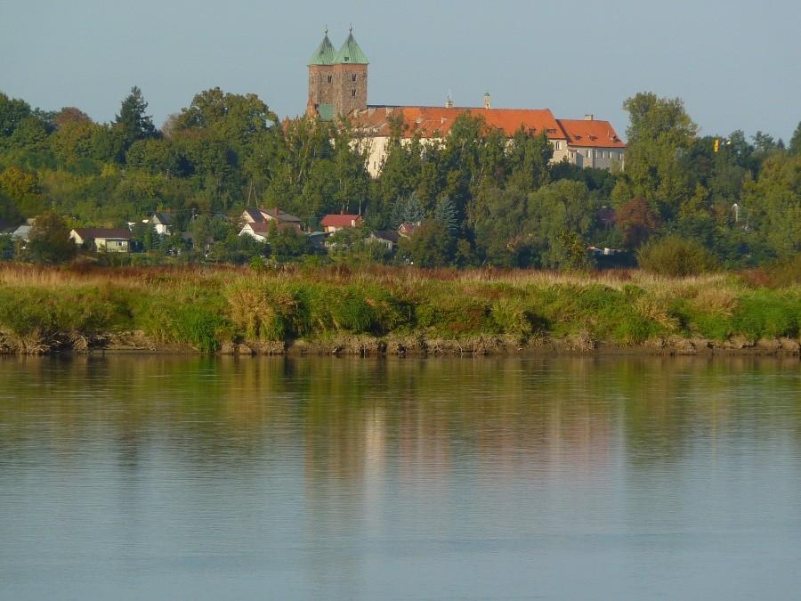 Klasztor w Czerwińsku nad Wisłą. Widok z lewego brzegu.