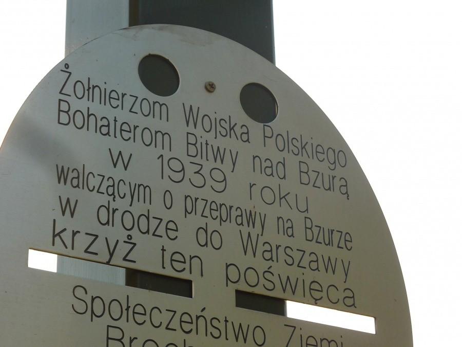 Krzyż nad Bzurą w Brochowie. Tablica w formie nieśmiertelnika.