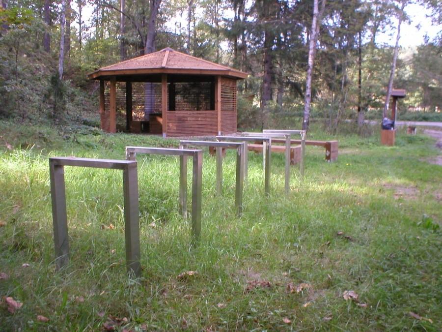 BŁĘDNO N. WDĄ-SĄ TEŻ MIEJSCA WYPOCZYNKU Z TAKIMI STOJAKAMI ROWEROWYMI !!!