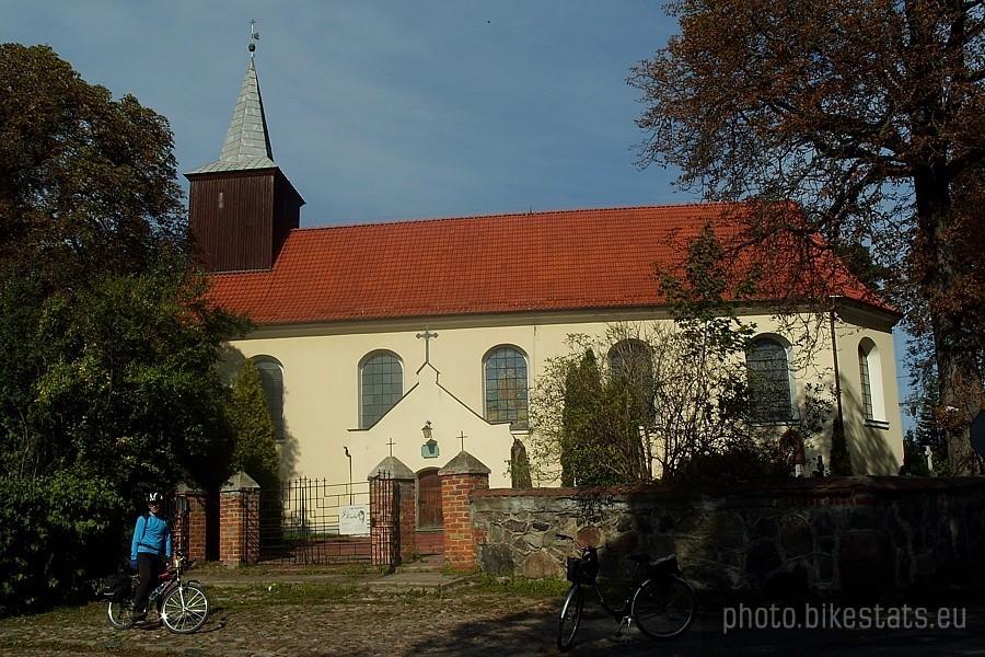 Barokowy kościół św. Jana Nepomucena (1748) w Godziszewie.