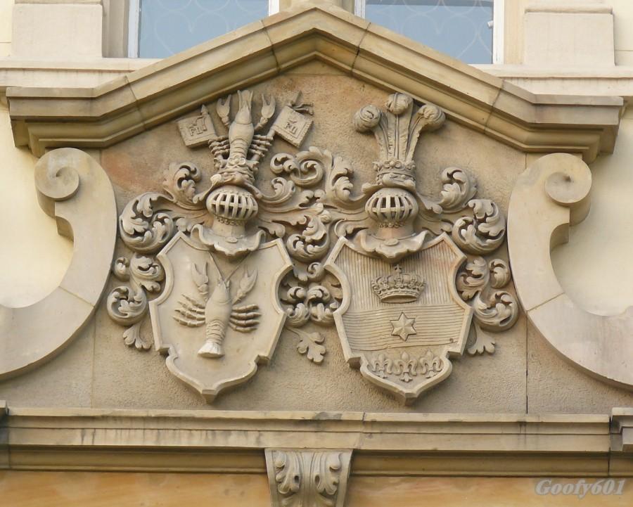 Herb nad wejściem głównym.