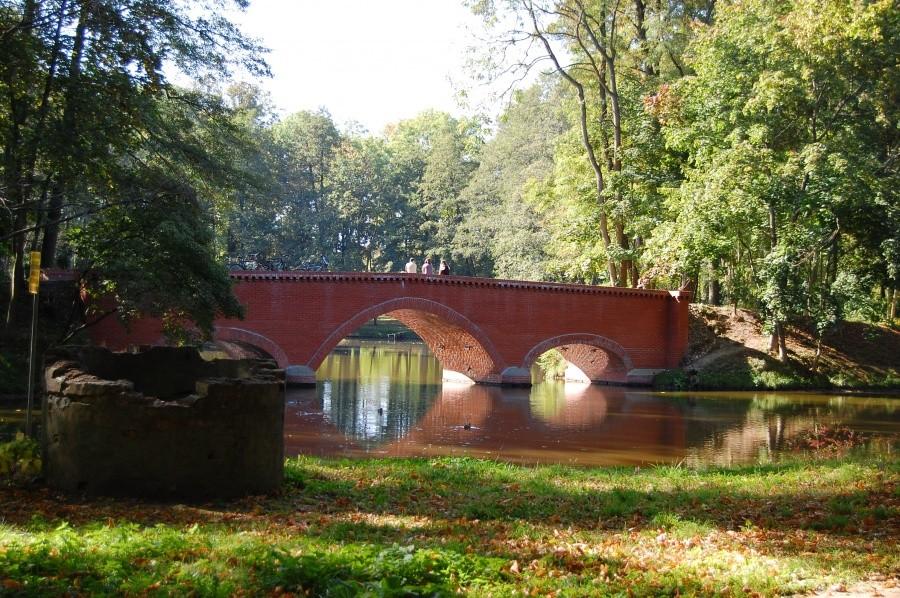 Odrestaurowany mostek w młochowskim parku