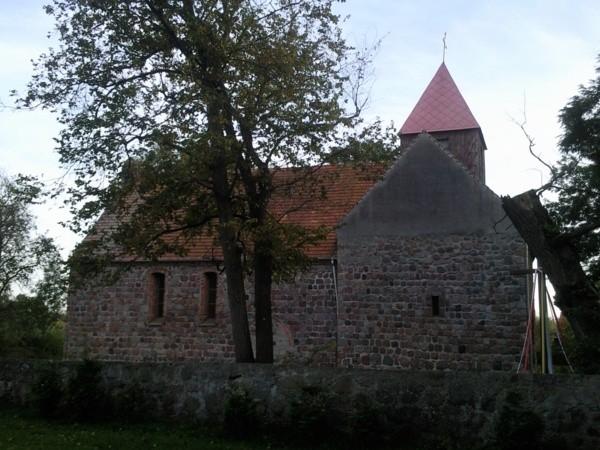 Kościół granitowy w Kamieńcu z XIII w.