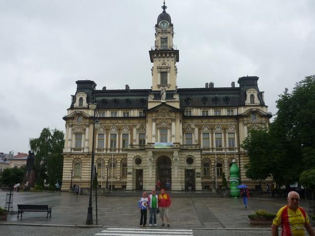 Przed ratuszem w Nowym Sączu