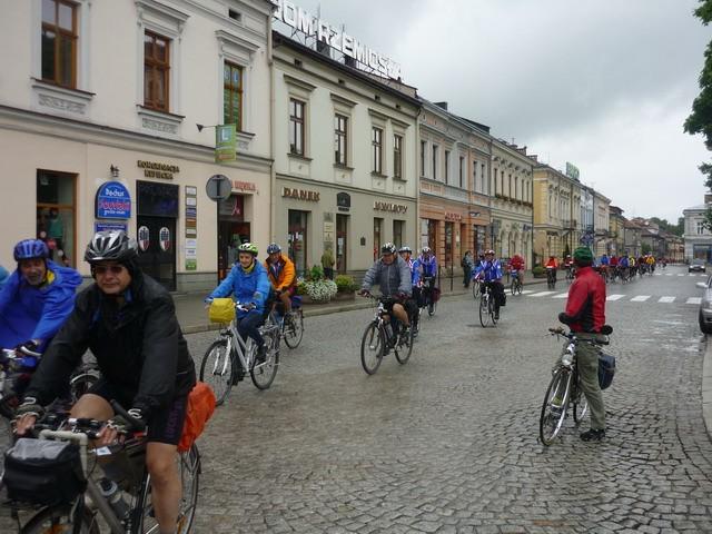 Parada rowerzystów wokół rynku
