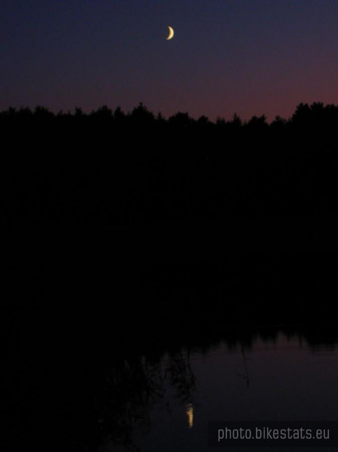 Księżyc nad Jeziorem Sęszewskim.