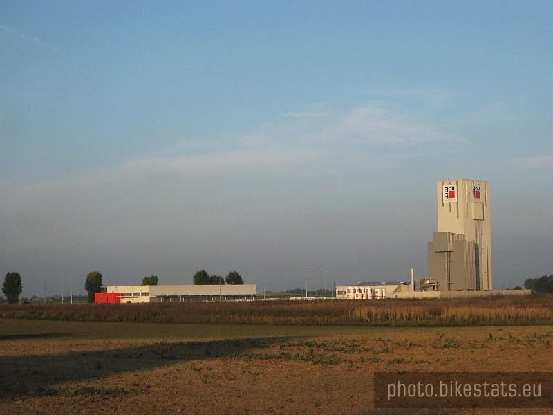 Fabryka materiałów budowlanych w Pobiedziskach z 57 metrową wieżą technologiczną.