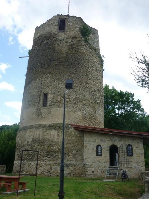 Ruiny baszty wartowniczej - pozostałości po czchowskim zamku