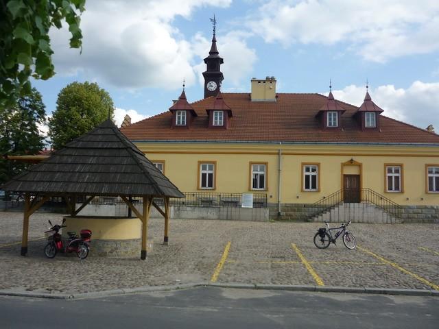 Klasycystyczny ratusz w Zakliczynie