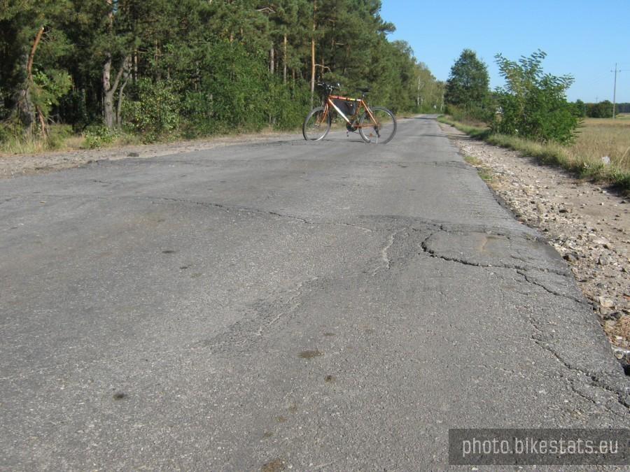 Droga przed (i za) wsią Wilkowisko. W takim stanie "od zawsze"