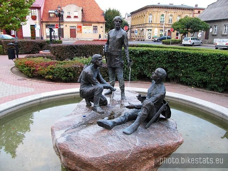 Wojowie Mieszka I na fontannie w Pobiedziskach.