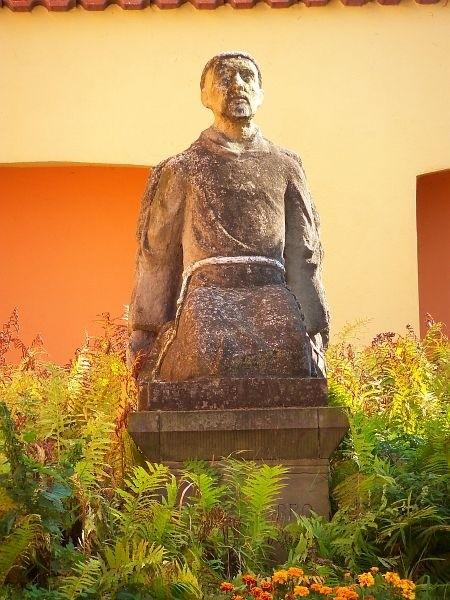 Figura obok klasztoru