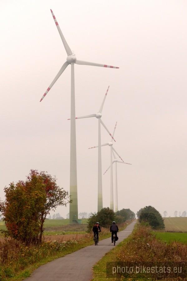 Jedziemy pośród ogromnych elektrowni wiatrowych.
