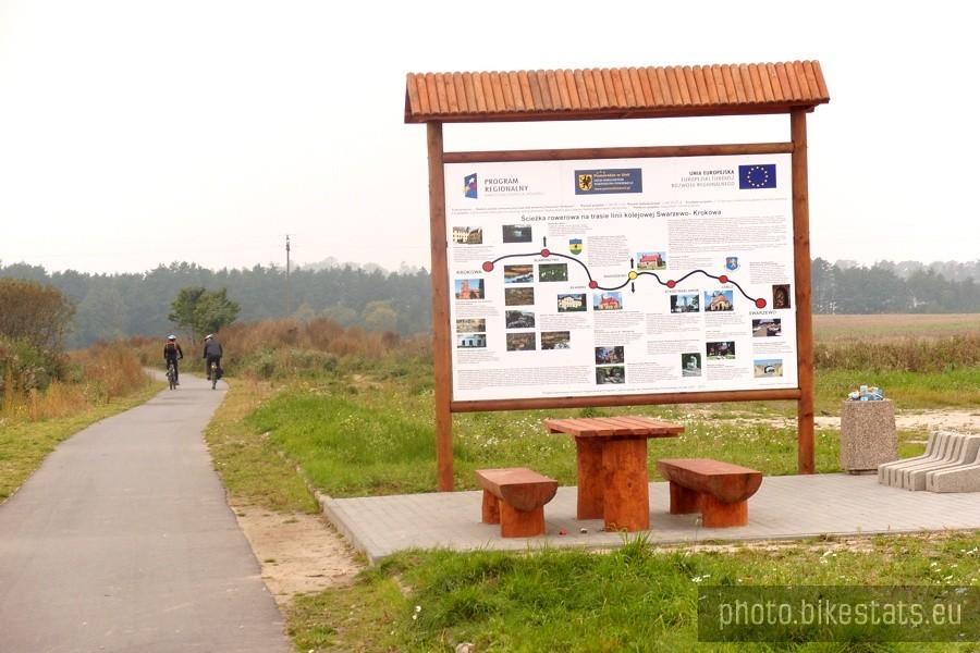 Następne miejsce postojowe z tablicą informacyjną.