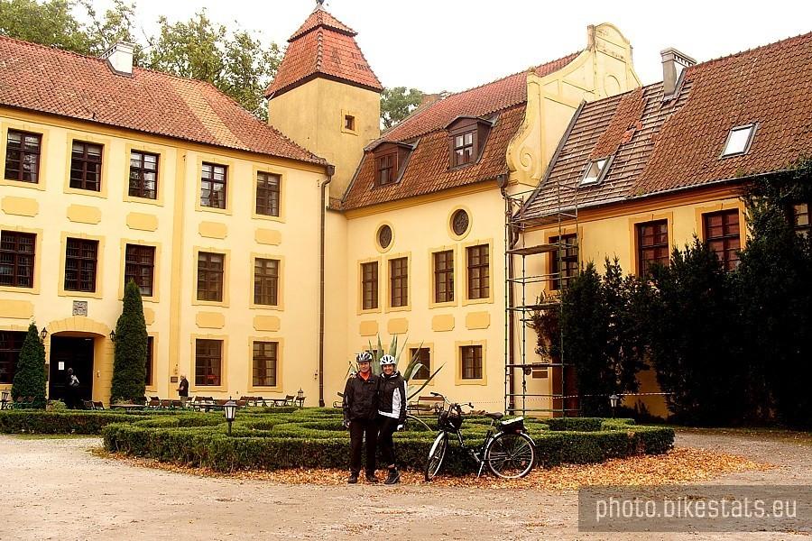 Zespół pałacowo-parkowy w Krokowej, w skład którego wchodzi dawny zamek przebudowany w XVII wieku na pałac