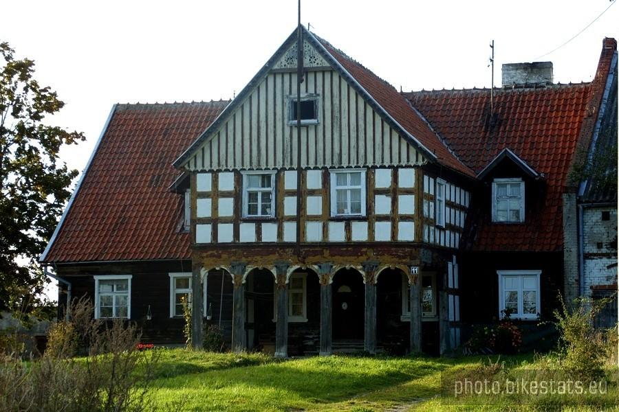 Dom podcieniowy z 1846 roku w Orłowie z dobudowanym budynkiem gospodarczym (prawdopodobnie stajnią) z 1914 roku.