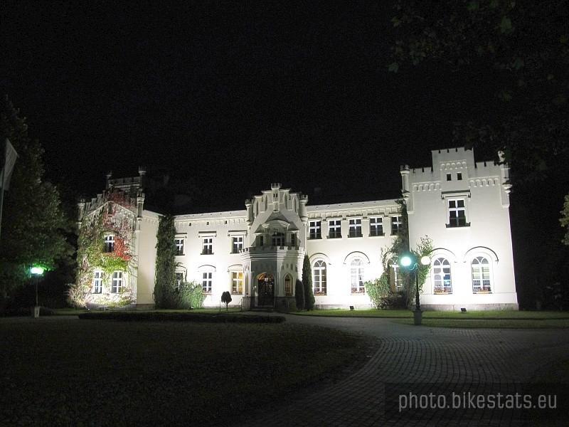 Pałac w Krześlicach nocą.
