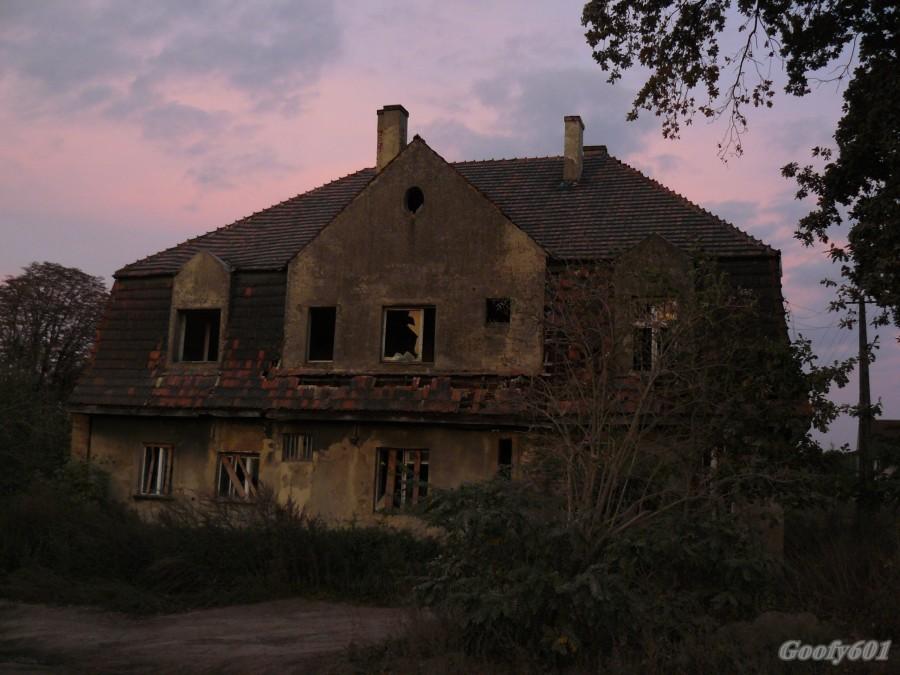 Zabytkowy dworek w Świętoszowicach.