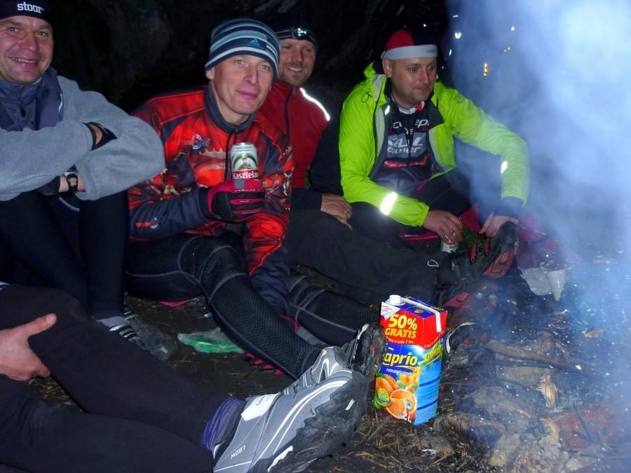 Ognisko w Górach Towarnych. Od lewej outsider, Poisonek, Michaill i Pietro.