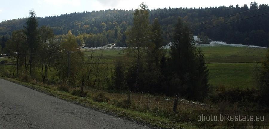 pierwsze śniegi pod lasem w Czarnej