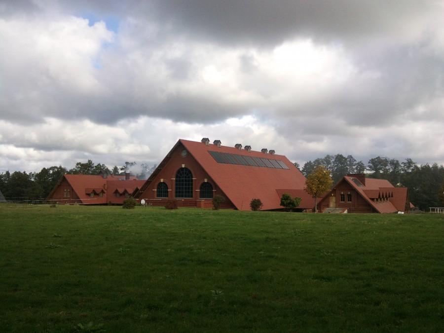 W drodze do Puszczykowa.Dachy /chyba/ stadniny koni w Rosnówku