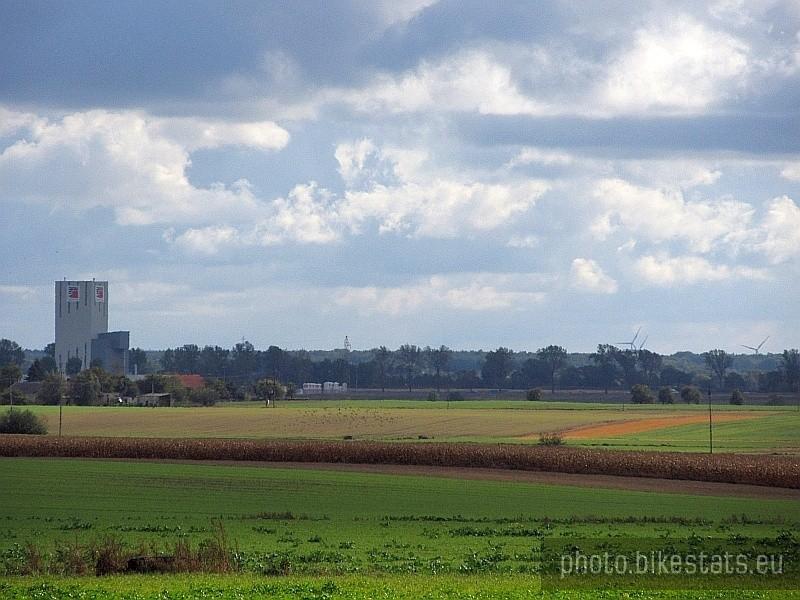Widok ze wzniesienia na okolice Pobiedzisk, a w oddali wiatraki w Nekli.