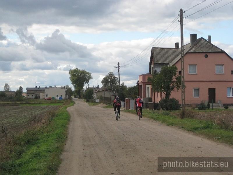 Droga we wsi Łagiewniki.